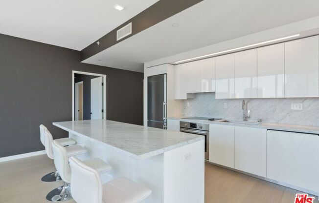 2 beds, 2 baths, 1,300 sqft, $4,300, Unit 1001
