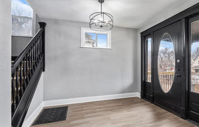 Modern Charm Meets Historic Character – Renovated 5-Bedroom Near Midtown KC