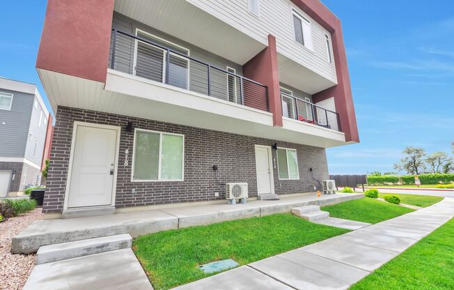 Modern End Unit townhouse w attached 2 car garage!!