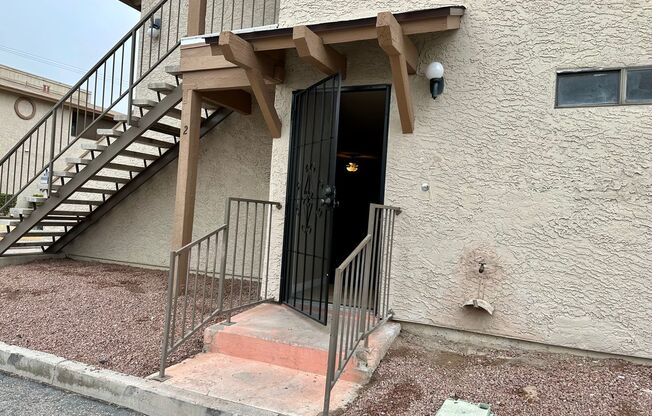 Downstairs Corner 2-Bedroom Condo in Central Las Vegas Location!