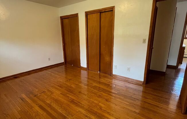 2 beds, 1 bath, 903 sqft, $1,250, Unit B-5