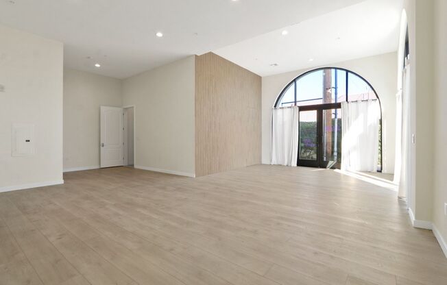 1 bed, 2 baths, 748 sqft, $5,100, Unit #101