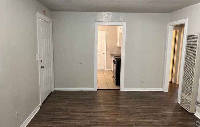 3 beds, 1 bath, $875