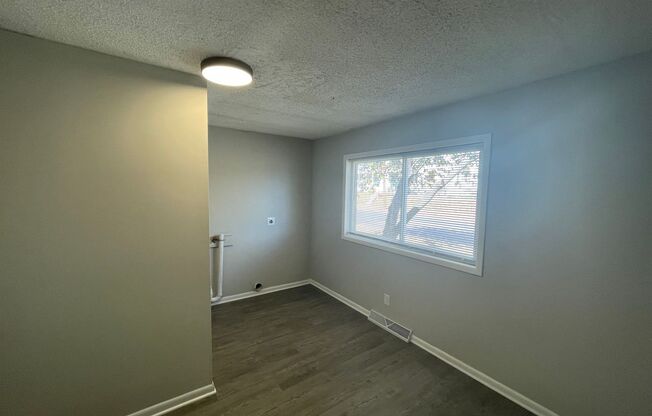 3 beds, 1 bath, 1,100 sqft, $900, Unit 5