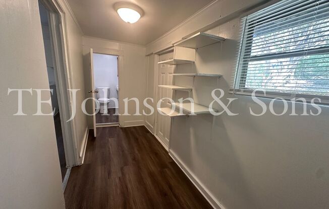 2 beds, 1 bath, $995
