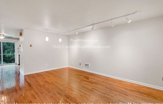 Charming Condo with Close Access to the I-5! A Commuter's Dream!