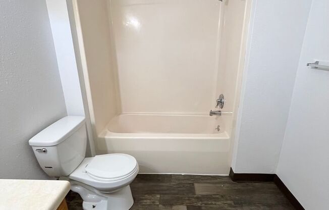 2 beds, 1 bath, 946 sqft, $725, Unit 8