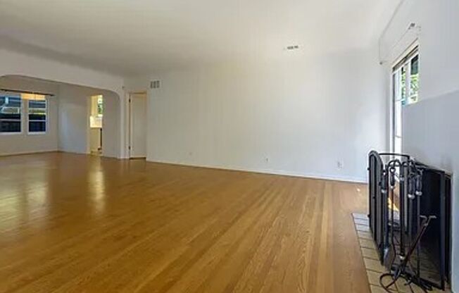 MENLO PARK - Charismatic home with two spacious primary suites & private yard