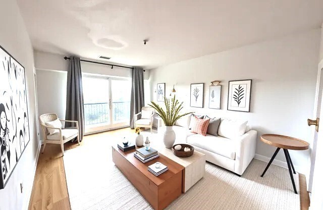 1 bed, 1 bath, 644 sqft, $1,900, Unit 502