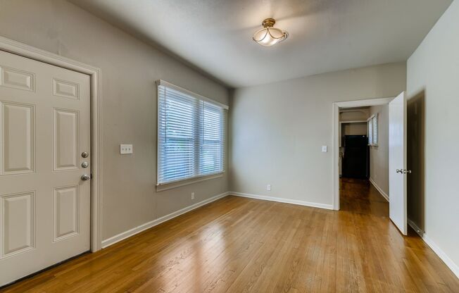 Minutes From Woodlawn Lake - 4 miles from Downtown San Antonio