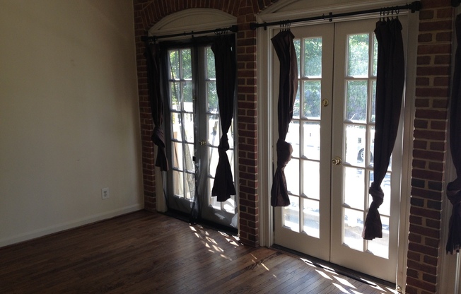 A charming one bedroom, one bath piggy-back townhouse apartment located in the heart of Dupont Circle in NW Washington DC while just a short walk to Foggy Bottom.