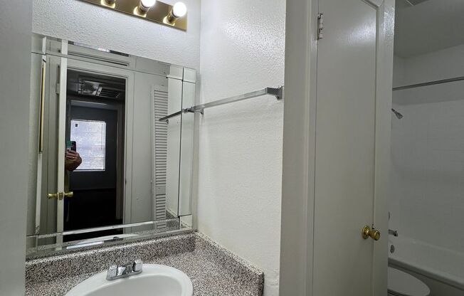 1 bed, 1 bath, 660 sqft, $1,000, Unit 202