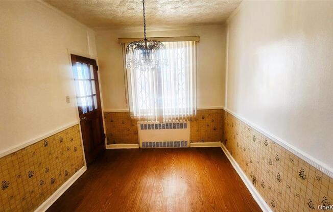 2 beds, 1 bath, 2,332 sqft, $3,000