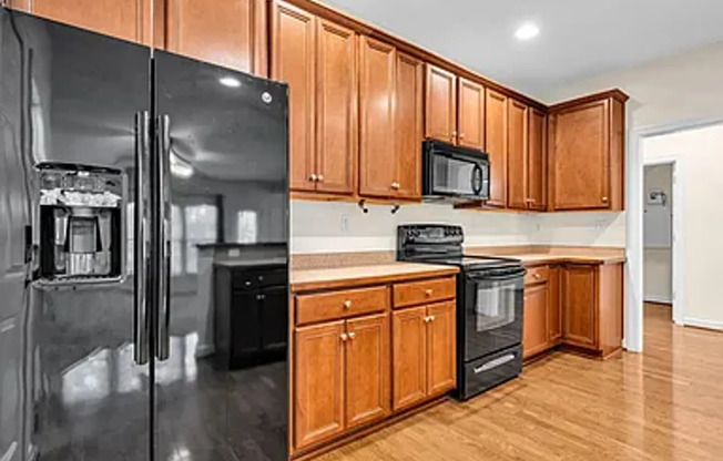 Large 3 Bedroom 2.5 Bath Townhouse in Riverside Subdivision of Raleigh!