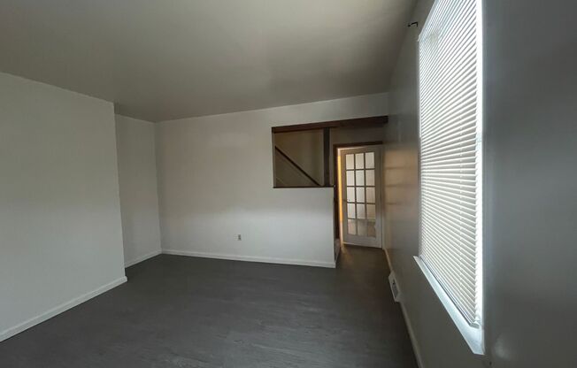 2 beds, 1 bath, $1,100, Unit 128 Railroad Street