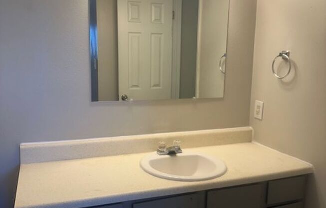 1 bed, 1 bath, 712 sqft, $629, Unit 235