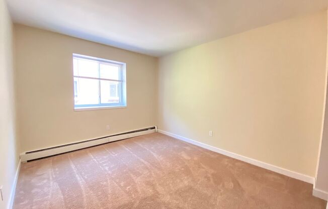 2 beds, 1 bath, $1,400, Unit 207