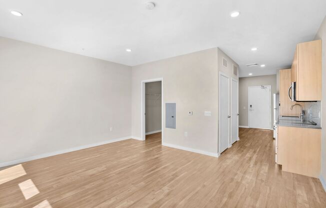 Studio, 1 bath, 548 sqft, $1,730, Unit 717