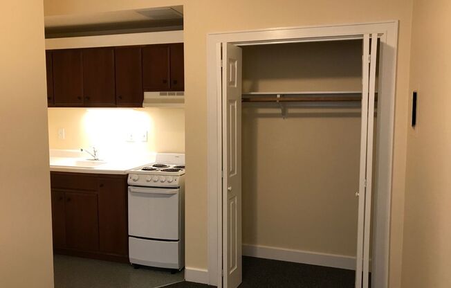 Studio, 1 bath, 392 sqft, $975, Unit 412