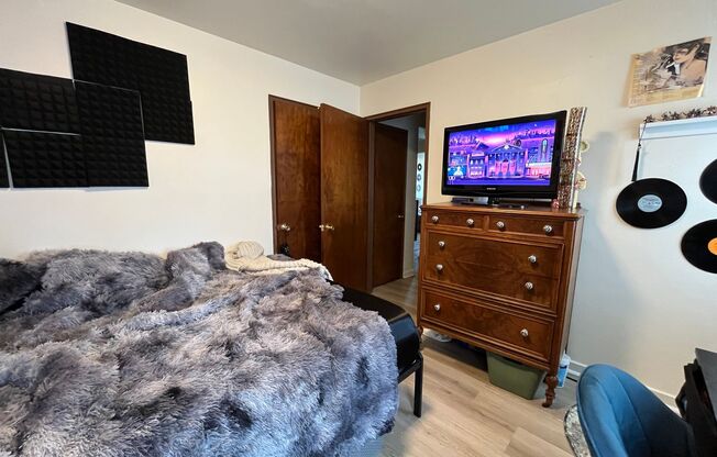 2 beds, 1 bath, $1,195, Unit 11
