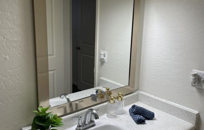1 bed, 1 bath, 600 sqft, $1,049, Unit 242