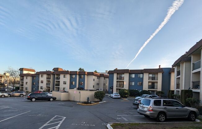 2 beds, 1 bath, 810 sqft, $2,095, Unit E107