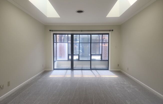 Spacious Condo Close to King St Metro/Old Town