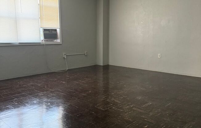 2 beds, 1 bath, 820 sqft, $1,300, Unit 18G