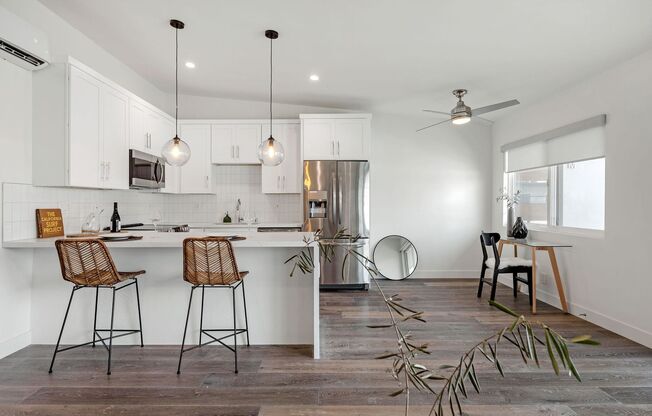 2 beds, 2 baths, 880 sqft, $3,995, Unit O