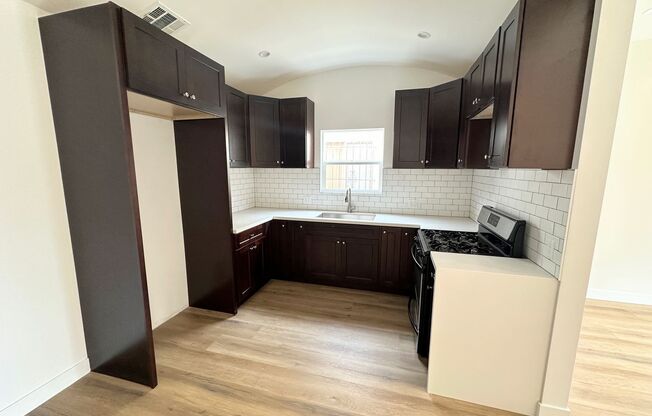 Front Unit, 2bd/1.5 bath with Central A/C and Heat and washer/dryer hookups