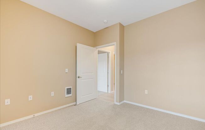 2 beds, 2 baths, 1,005 sqft, $1,400, Unit 5945-201