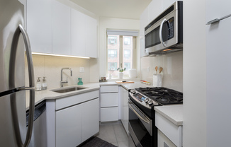 3 beds, 1 bath, 932 sqft, $6,746, Unit 8F
