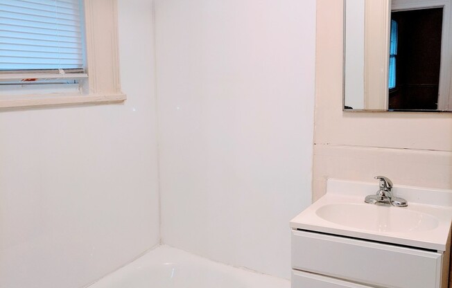 2 beds, 1 bath, $1,395, Unit Apt. 03