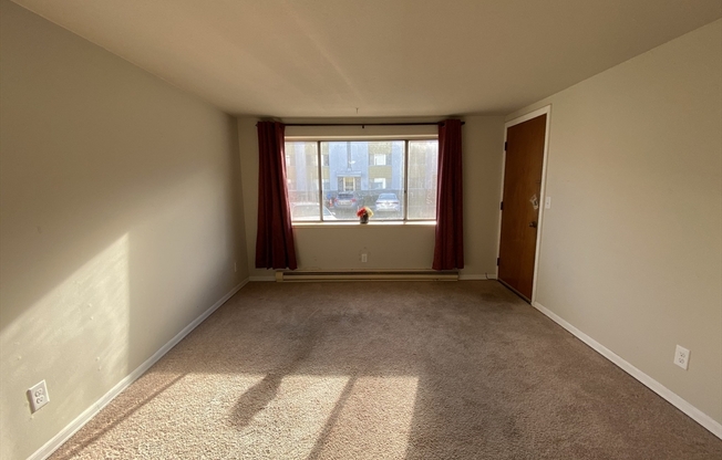 1 bed, 1 bath, 750 sqft, $1,400, Unit 1R