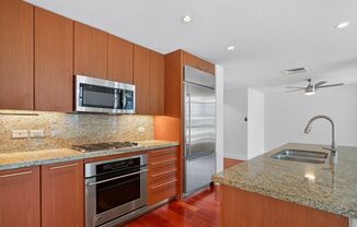 Downtown Luxury Living – 900 SqFt Condo with 1 Bed + 1.5 Baths