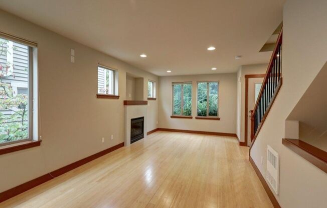 Stunning 3bd, 2.5ba Townhome Available in Great Neighborhood!