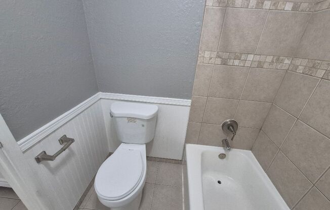 2 beds, 1 bath, 945 sqft, $1,100, Unit 4001D