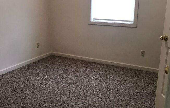 3 beds, 1 bath, $800