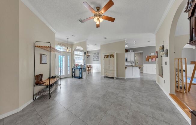 5 bed/3bath home over 3000 sqft in South Crestview!