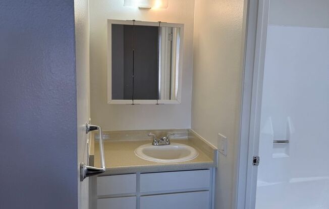 Studio, 1 bath, $1,000, Unit 16