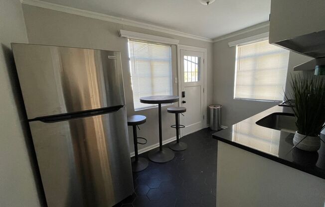 1 bed, 1 bath, 600 sqft, $995, Unit 418 E. 15th - F