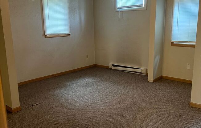 2 beds, 1 bath, $750, Unit 02