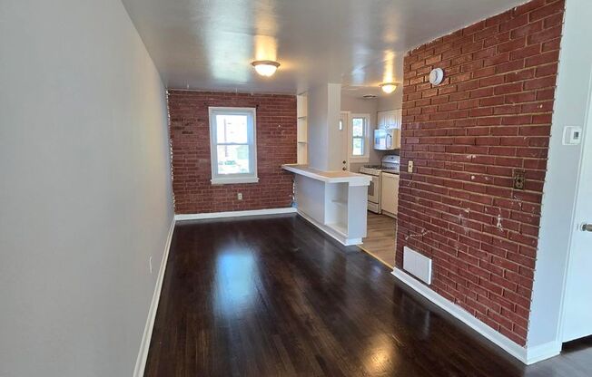 942 Elton Ave/ Charming 3 bedroom 1.5 bath townhouse