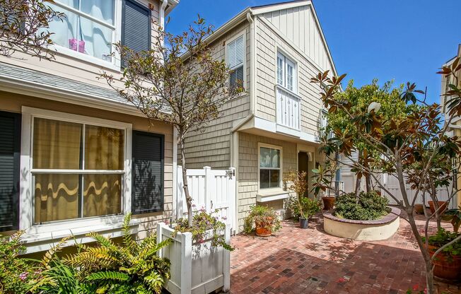 BEAUTIFUL, BRIGHT & AIRY, 3BR2.5BA TOWNHOME ON THE WESTERN-MOST CORNER/END OF THE EXCLUSIVE 1800 PCH COMMUNITY ABOVE RESTAURANTS, STOREFRONTS & JUST A FEW BLOCKS TO HOLLYWOOD RIVIERA & BEACH!