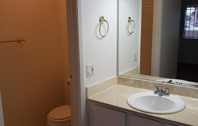 3 Bed 2 Bath Townhome Close To The Strip!