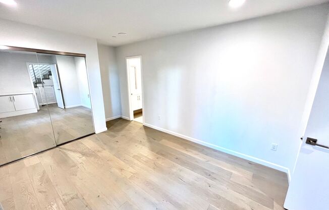 Santa Monica - Luxury Townhome w/ Loft!  (3 Bed / 3.5 Bath)