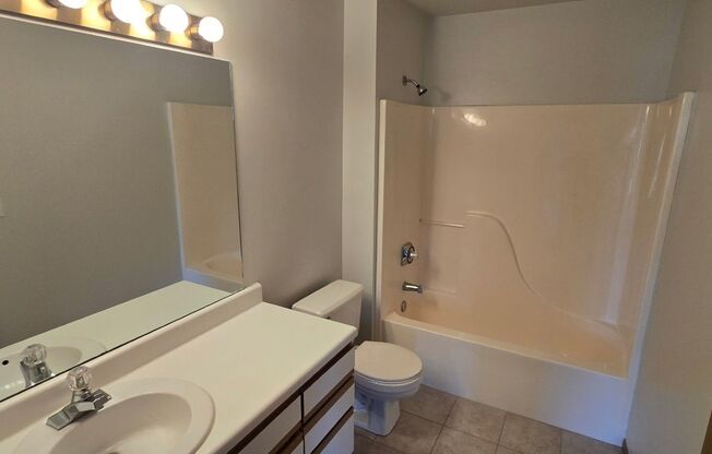 1 bed, 1 bath, 889 sqft, $940, Unit 112-206