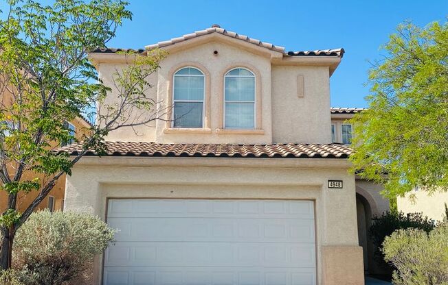 SPACIOUS OPEN FLOOR PLAN HOME WITH 2460 SQFT, LOCATED AT DECATUR AND BLUE DIAMOND. LAMINATED HARDWOOD FLOOR THROUGHOUT. MINUTES AWAY FROM SHOPPING CENTERS AND I-15!