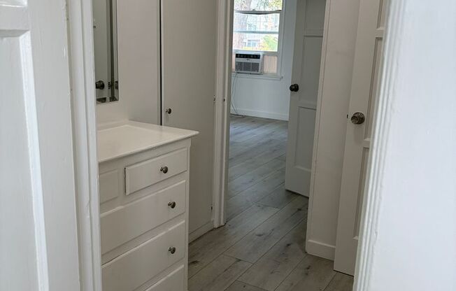 2 beds, 1 bath, $1,950, Unit 5940-6
