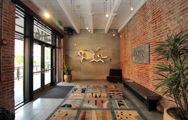 Historic Chown Pella 1 Bedroom Condo in the heart of the Pearl!